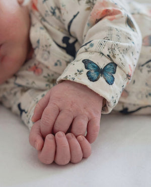 tiny newborn hands 
