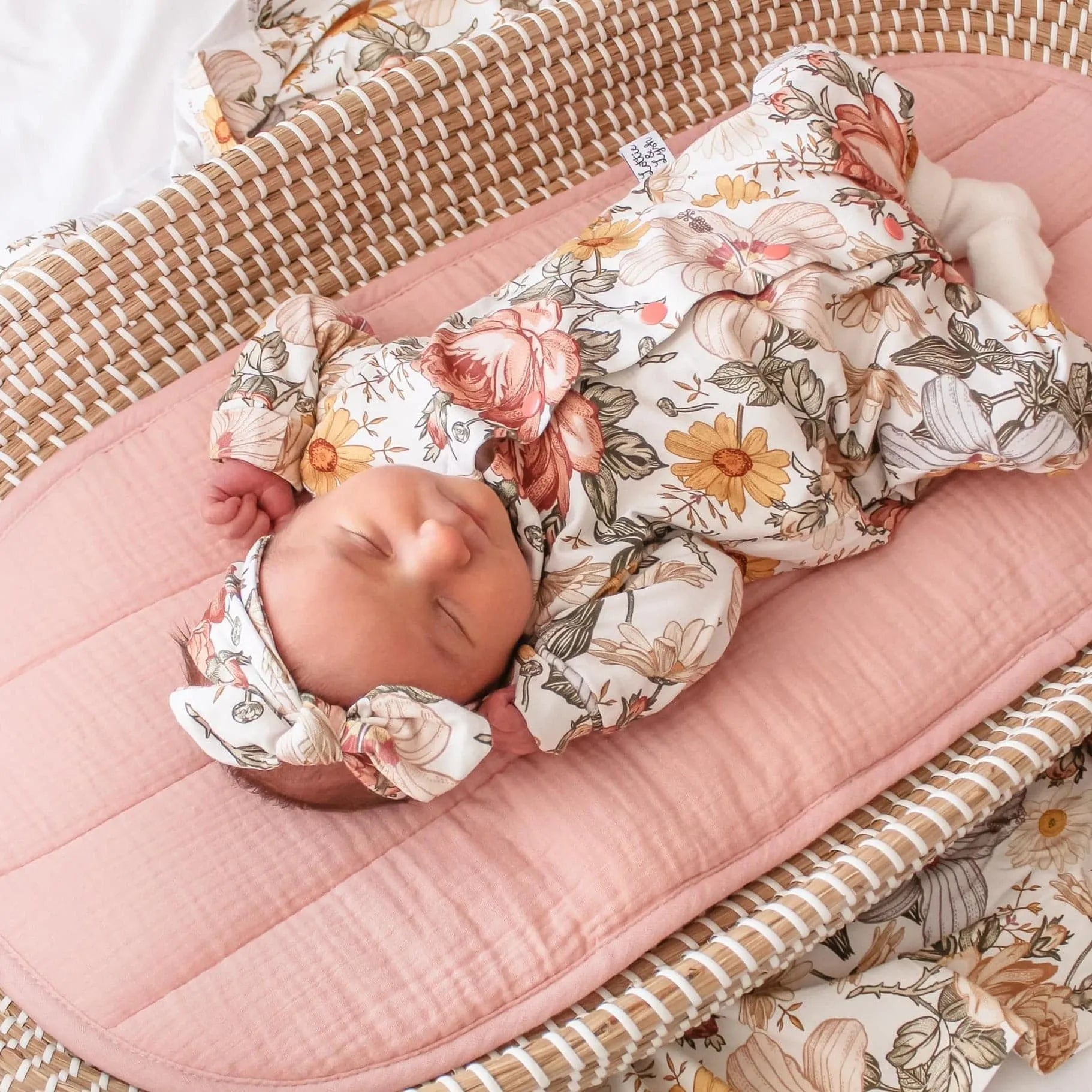 Baby bassinet swaddle hotsell